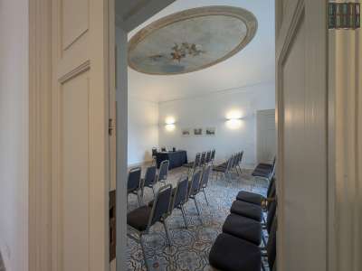 Salendo al primo livello scoviamo la vecchia sala della Musica. Qui Giuseppe Romanazzi Carducci, fondatore della Camerata Musicale Barese, accoglieva compositori del calibro di Giacomo Puccini e Nino Rota